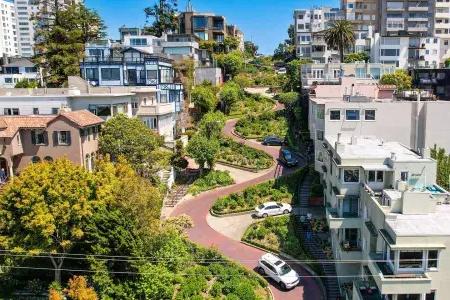 Aerial of Lombard Street。